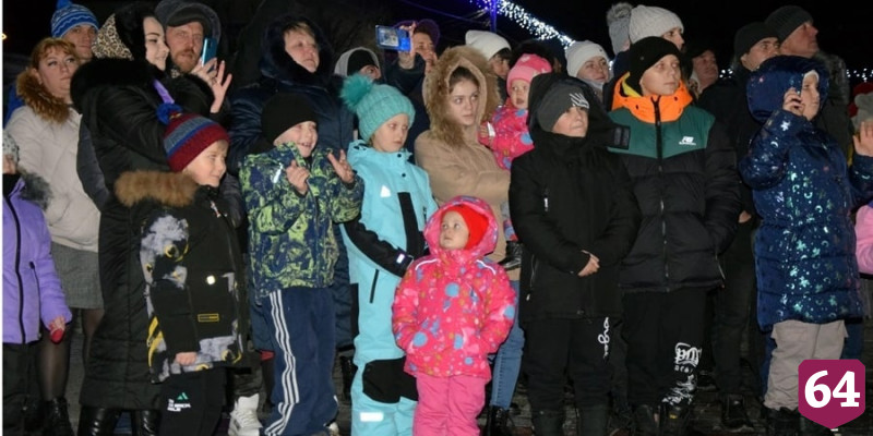 Горожане искали новогоднее настроение у уличной елки