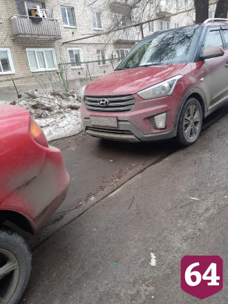 В Саратове автохамы паркуют машины на тротуаре у школы