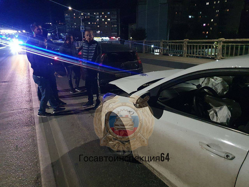 На мосту в Саратове столкнулись четыре автомобиля