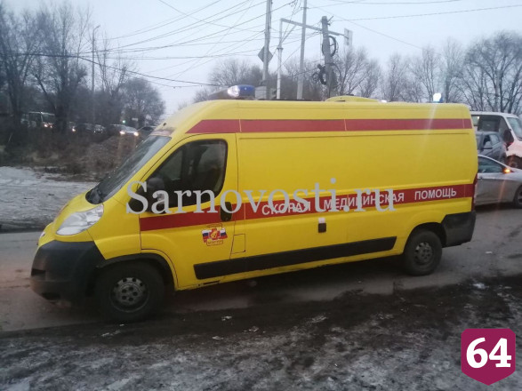 В Саратове пассажирку легковушки увезли в больницу после ДТП