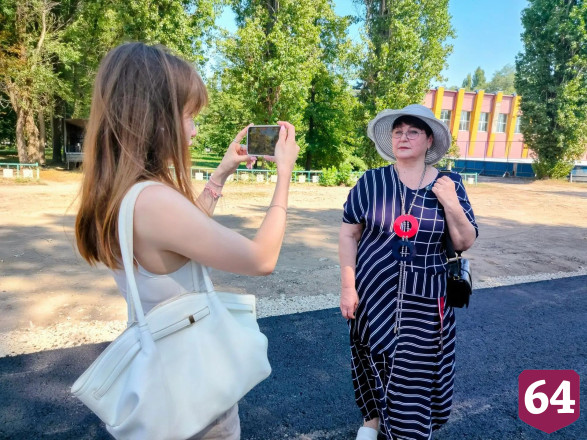 Жители поселка до ремонта дорог ходили по улице в бахилах 