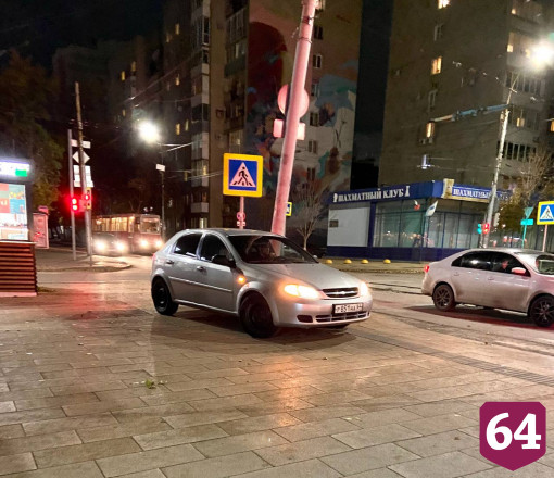 Жителей возмутила машина автохама на тротуаре в центре Саратова