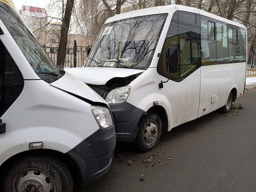В столкновении маршруток в Саратове ранена 16-летняя девушка