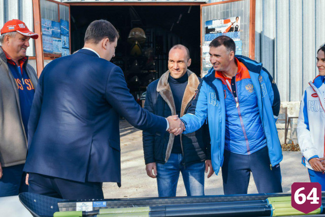 Абросимов вручил саратовским гребцам современную лодку