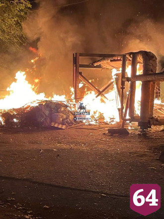 Бетонные блоки не дали пожарным подъехать к полыхающей мусорке