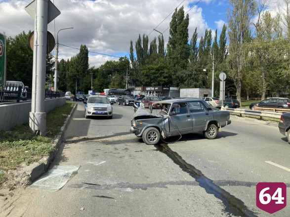 В Саратове «Жигули» врезались в столб