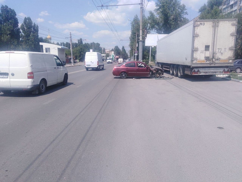 Женщина на иномарке с ребенком в салоне протаранила грузовик