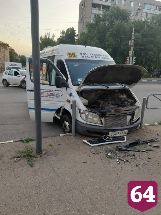 В Саратове маршрутка снесла дорожное ограждение