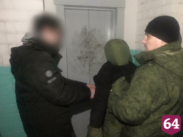 Житель Энгельса пытался изнасиловать женщину в подъезде и получил 5 лет 