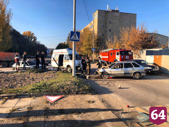 Водитель «Лады» врезался в столб и пытался сбежать с места аварии