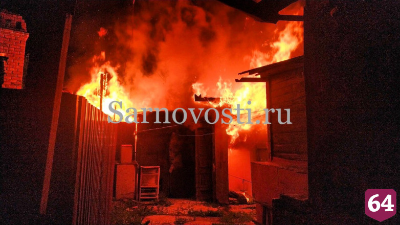 Сотрудники ДПС ночью вывели жильцов из полыхающего дома в Саратове