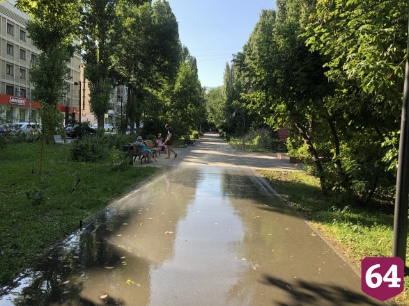 Жителей удивил бешеный разбрызгиватель в центре Саратова