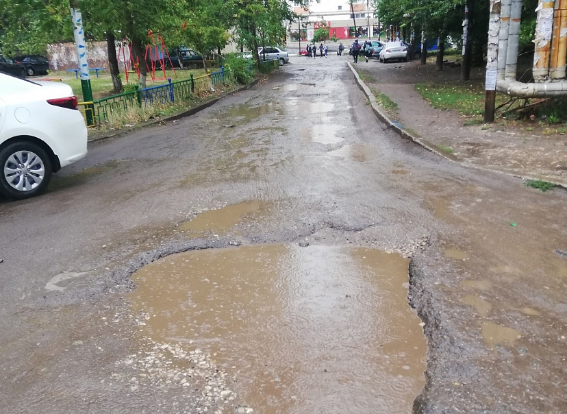Горожане пожаловались на разбитую дорогу к детской поликлинике