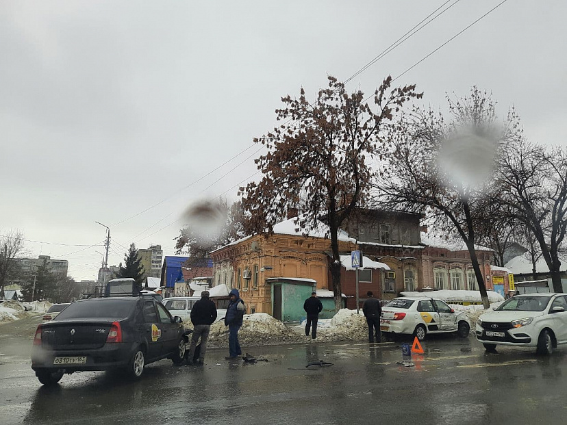 Таксисты не поделили перекресток в Саратове