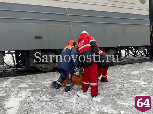 В Саратове прохожий упал с моста на поезд и загорелся