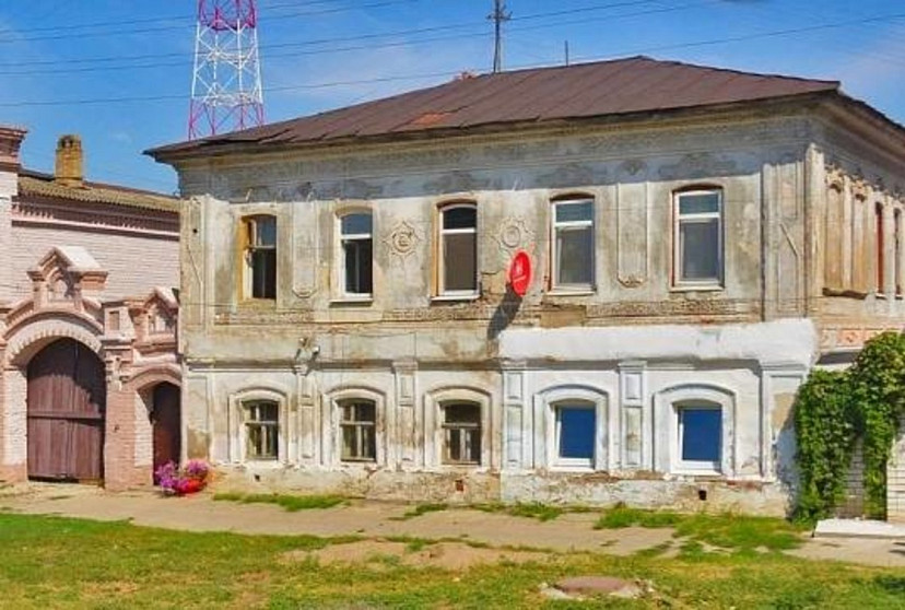 Саратовцы боятся падения жестяных листов с крыши памятника