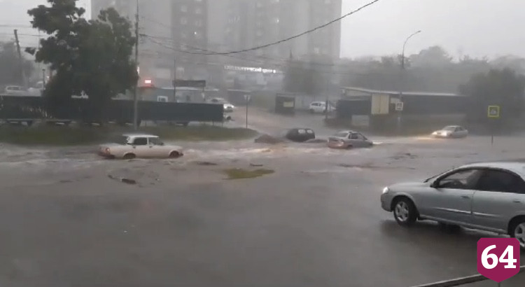 Сильный ливень затопил улицы Саратова
