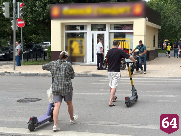 В центре Саратова ловили нарушителей на электросамокатах