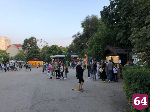 Жители Саратова проводят вечер на каруселях без масок
