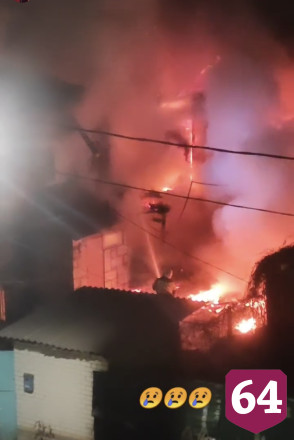 Пожарные отбивали от огня двухэтажный дом в поселке Первомайском
