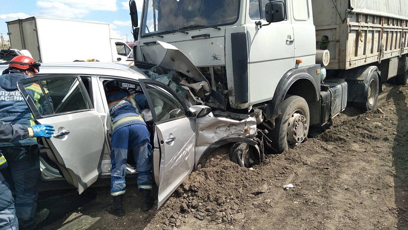 Автоледи погибла в лобовом столкновении с грузовиком под Саратовом 