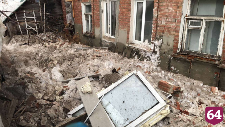 В Саратове 8 жильцов дома с рухнувшей крышей отказались от временных квартир