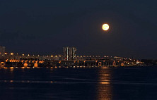 Ночью над Саратовом взошла «клубничная» Луна