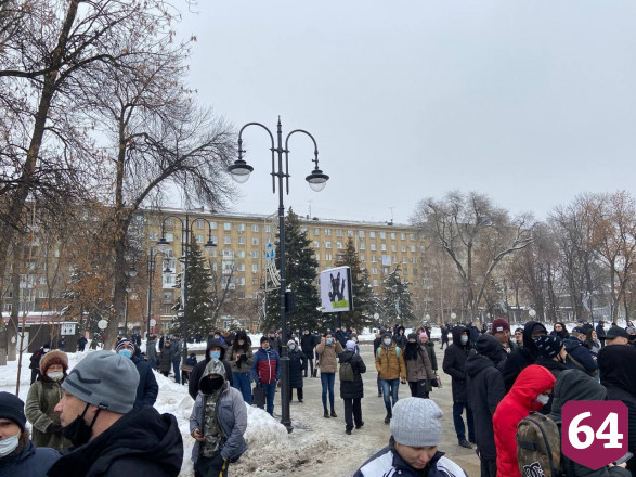 В Саратове несовершеннолетние на митинг Навального вышли за еду