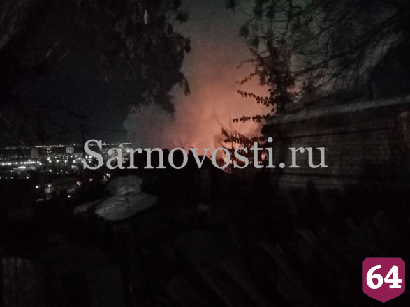 В Саратове пожарные тушили полыхающую баню 