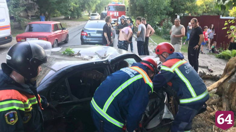 Четыре человека пострадали в ДТП с деревом на Новоузенской