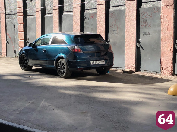 Автохамы устроили в центре Саратова «личную парковку»