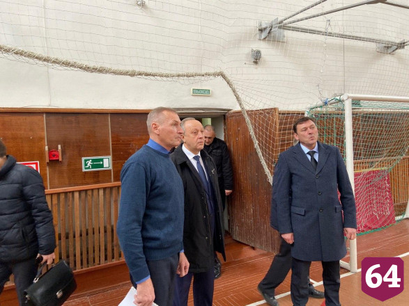 Радаев вручил юным саратовским футболистам комплект мячей 