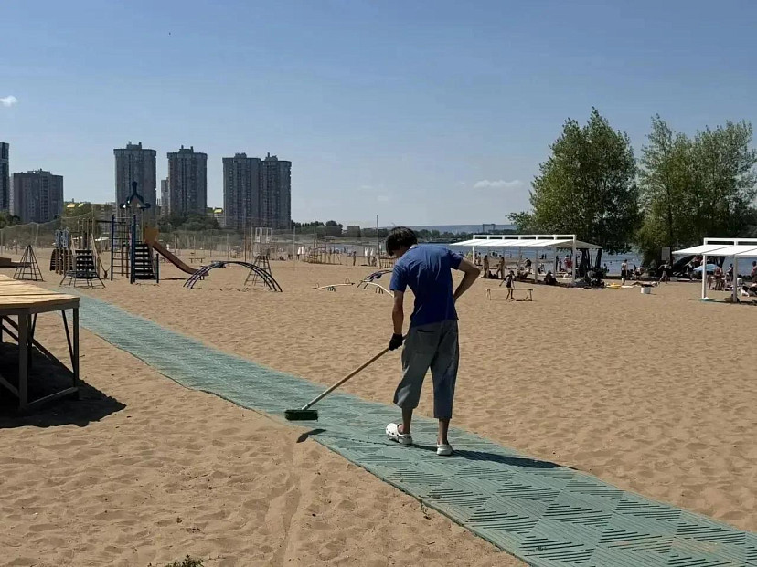 Горожане в жару оценили обновленный пляж