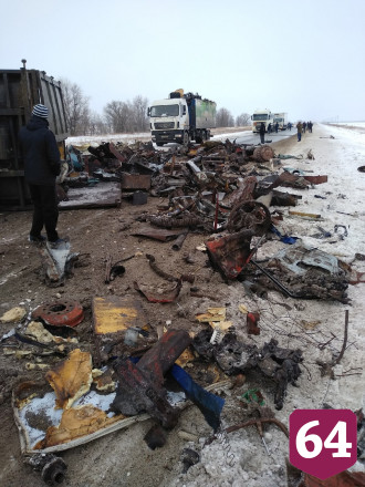 На саратовской трассе опрокинулся грузовик с металлоломом