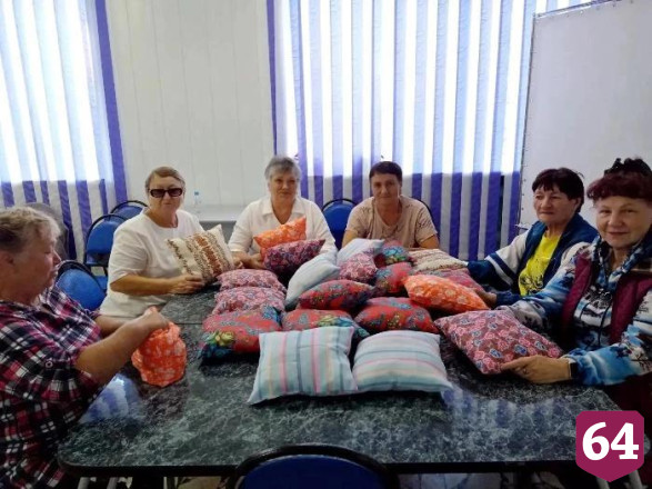 Саратовские бабушки из клуба «Кому за 60» шьют подушки для фронта