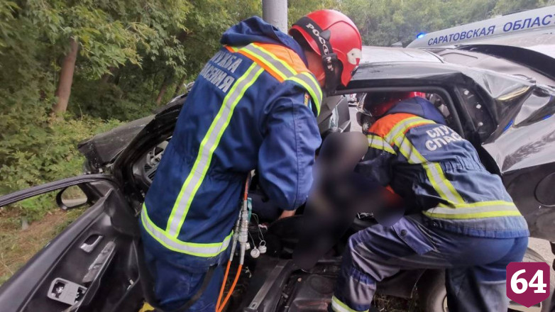 В Саратове ищут свидетелей гибели двух человек в ДТП со столбом 