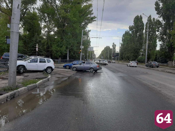 Водитель «Приоры» устроил ДТП с 2 пострадавшими на проспекте 50 лет Октября