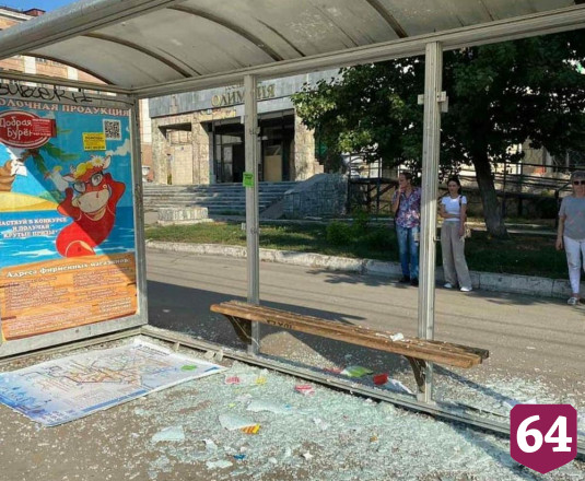Вандалы перебили в Саратове автобусные остановки