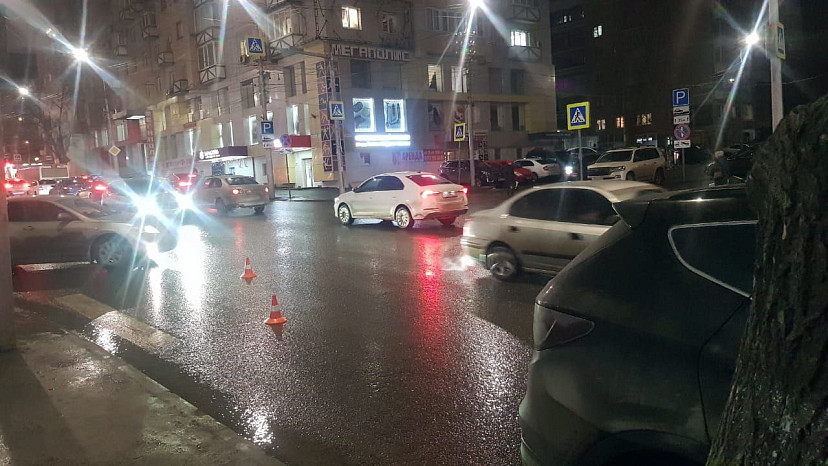 Вечером в Саратове сбили девушку и женщину
