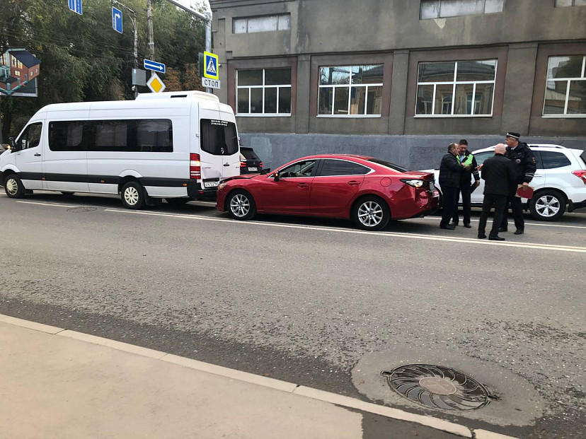 Иномарка протаранила микроавтобус в центре Саратова