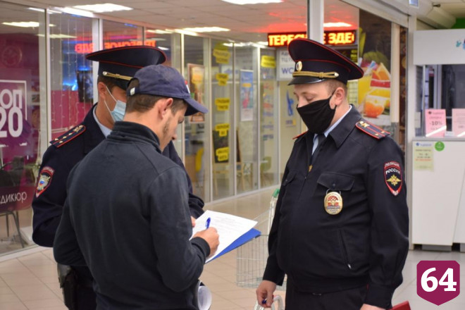 В саратовских ТЦ продолжают ловить нарушителей масочного режима