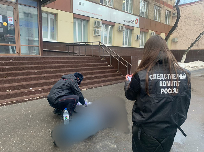 Житель Саратова погиб около МФЦ от удара по голове