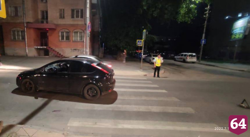 В центре Саратова «Форд» сбил мужчину на переходе