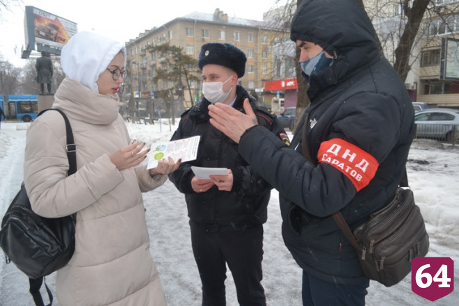 Полицейские на улицах Саратова дарили женщинам цветы