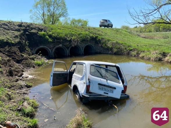 Под Саратовом водитель опрокинул внедорожник в воду