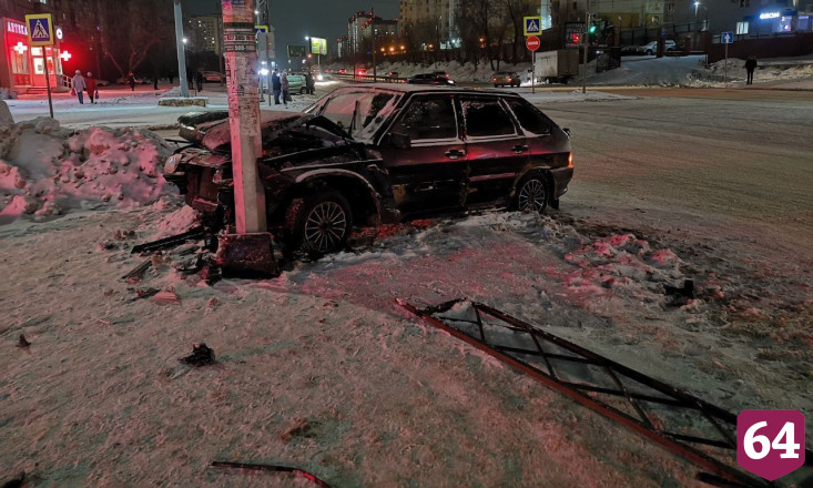 В Саратове автомобиль снес ограждение и врезался в столб