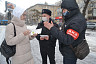 Полицейские на улицах Саратова дарили женщинам цветы