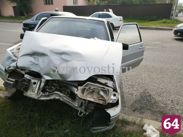 Четыре человека попали в больницу после аварии в Энгельсе