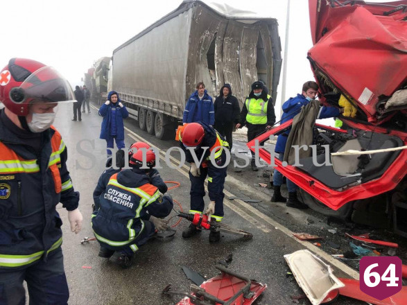 Дальнобойщика зажало в грузовике после массового ДТП под Саратовом