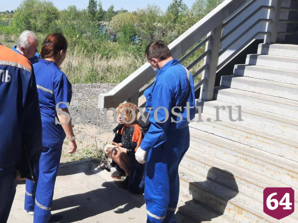 Женщина упала с моста в Волгу